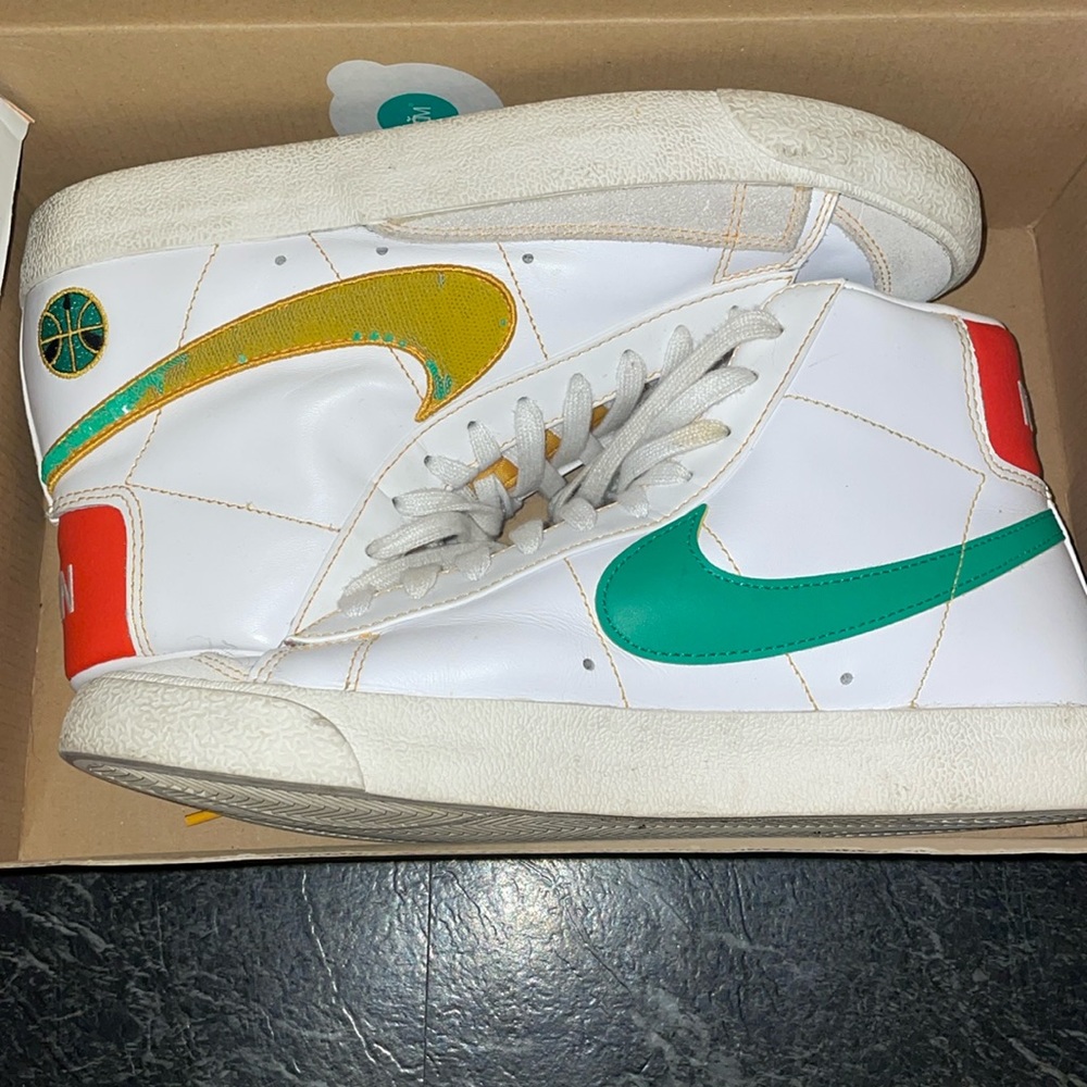 NIKE BLAZERS MID 77 VNTG SIZE MENS 8.5 WOMENS 10. WHITE/ UNIVERSITY GOLD
